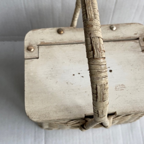 Vintage Hong Kong white distressed small basket - Picture 12 of 16